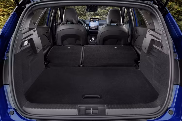 Cuối cùng, cao cấp nhất, là hệ truyền động hybrid E-Tech có tổng công suất 145 mã lực, bao gồm động cơ xăng hút khí tự nhiên 1.6L, 2 mô-tơ điện, bộ pin 1,2 kWh và hộp số tự động ly hợp đa chế độ, truyền sức kéo đến cầu trước. Theo Renault, hơn 41% khách hàng mua xe Captur thế hệ 2 ở các năm trước đây đều chọn bản hybrid này.