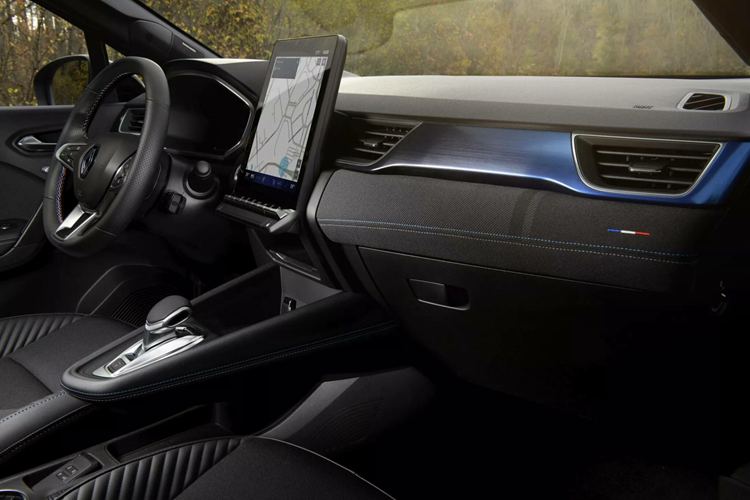 Mặc dù Captur 2024 vẫn được phát triển từ nền tảng khung gầm CMF-B quen thuộc của Renault, nhưng ở bản đời mới lần này các kỹ sư của hãng xe Pháp đã tinh chỉnh lại cách sắp xếp hệ thống treo, đặc tính của bộ giảm chấn và độ nhạy thước lái, tất cả nhằm cải thiện cảm giác vận hành theo hướng thú vị hơn.