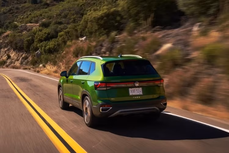 Về trang bị an toàn, Volkswagen Taos 2025 sở hữu gói IQ.DRIVE với các tính năng hỗ trợ lái như: Kiểm soát hành trình thích ứng với Stop and Go, Hỗ trợ phanh khẩn cấp, Hỗ trợ di chuyển, Hệ thống cảnh báo điểm mù, Hỗ trợ khẩn cấp, Cảnh báo giao thông phía sau và Hỗ trợ làn đường cũng được tích hợp sẵn.