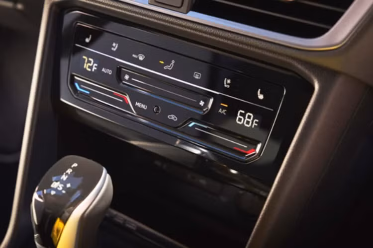 Cung cấp sức mạnh cho Taos 2025 là động cơ 4 xi-lanh, dung tích 1.5L tăng áp, nhưng được bổ sung vòng piston, kim phun, bộ làm mát khí nạp lớn hơn và vỏ turbo mới. Nhờ đó, công suất của xe tăng thêm 16 mã lực, đạt mức 174 mã lực. Sức mạnh được truyền đến các bánh xe thông qua hộp số tự động 8 cấp mới và hệ dẫn động bốn bánh 4Motion.