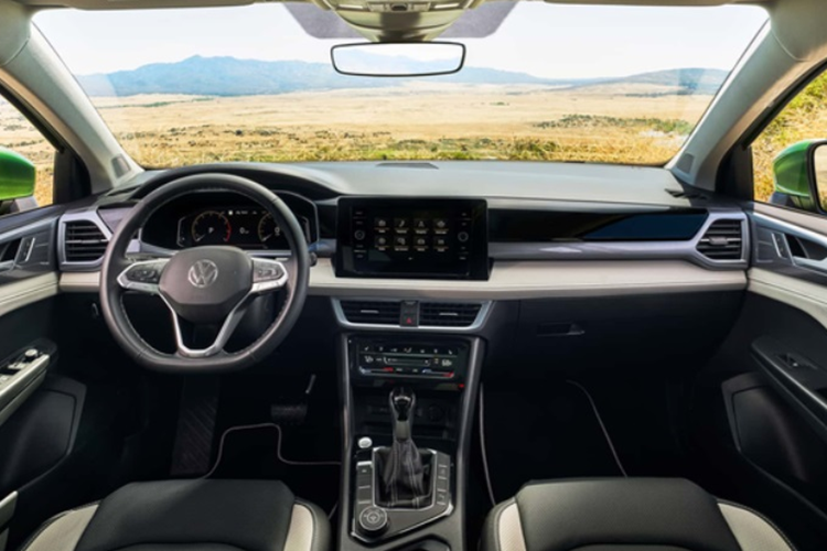 Về nội thất, Volkswagen Taos 2025 sở hữu khoang cabin hiện đại với nhiều tiện ích nổi bật như: hệ thống thông tin giải trí 8 inch mới, bảng điều khiển phía trên được tinh chỉnh, hệ thống điều hòa mới.