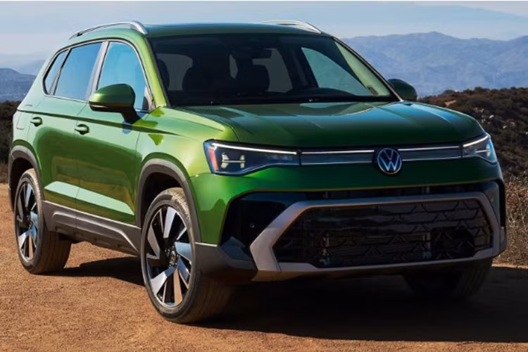 Ở lần nâng cấp giữa vòng đời này, mẫu xe SUV Volkswagen Taos 2025 sở hữu ngoại thất được tinh chỉnh khá nhiều. Xe có lưới tản nhiệt và cản trước được làm lại. Cụm đèn pha LED được thiết kế gọn gàng hơn và khá tương đồng với mẫu ID. Buzz.
