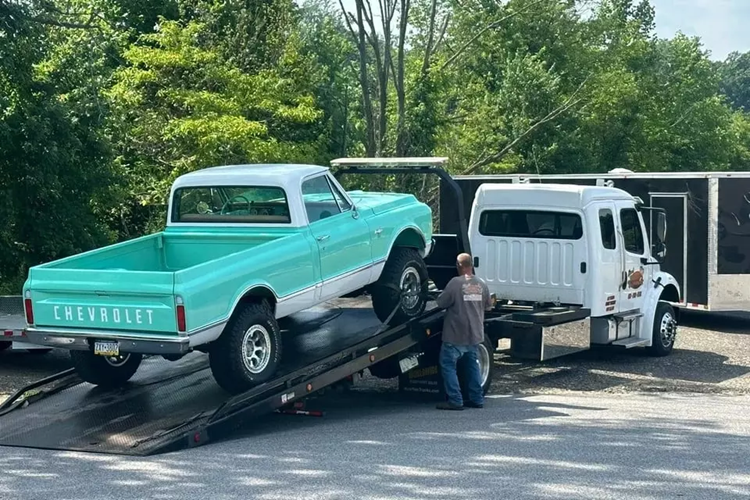 Mức giá xe Chevrolet K10 tại nước ngoài dao động từ vài chục triệu đồng đến vài tỷ đồng, có xe còn đắt hơn cả Porsche 911 đời mới, vì thế, việc 1 chiếc mới được vận chuyển về Việt Nam để tham dự sự kiện Gumball 3000 đã nhận được sự quan tâm.