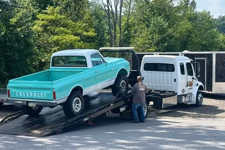 Mức giá xe Chevrolet K10 tại nước ngoài dao động từ vài chục triệu đồng đến vài tỷ đồng, có xe còn đắt hơn cả Porsche 911 đời mới, vì thế, việc 1 chiếc mới được vận chuyển về Việt Nam để tham dự sự kiện Gumball 3000 đã nhận được sự quan tâm.