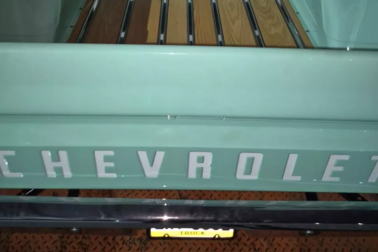 Chiếc xe Chevrolet K10 này sẽ do 2 người Mỹ điều khiển, xe thuộc nhóm số 88, và đã được tặng số tiền 510 Bảng Anh, tương đương 16 triệu đồng. Ngoại thất xe gây ấn tượng nhiều nhất chính là màu sơn xanh ngọc óng ánh, cùng với đó là nhiều chi tiết sơn trắng, mặt ca-lăng xe mạ crôm.