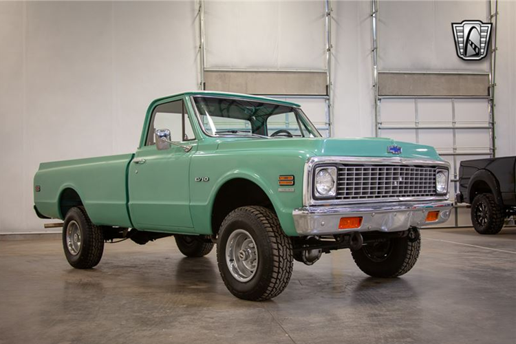 Chevrolet K10 là 1 mẫu xe bán tải hạng nhẹ, chỉ có 2 chỗ ngồi, thùng hàng phía sau khá rộng để chở đồ, chiếc xe tham dự Gumball 3000 đã được độ lạ hệ thống treo, mâm to bản, nhìn rất hầm hố.