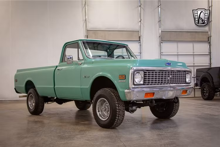 Chevrolet K10 là 1 mẫu xe bán tải hạng nhẹ, chỉ có 2 chỗ ngồi, thùng hàng phía sau khá rộng để chở đồ, chiếc xe tham dự Gumball 3000 đã được độ lạ hệ thống treo, mâm to bản, nhìn rất hầm hố.