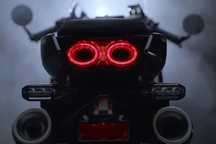 CFMOTO cung cấp cho khách hàng hai tùy chọn màu sắc đó là: bạc đen và xanh đen thời thượng.