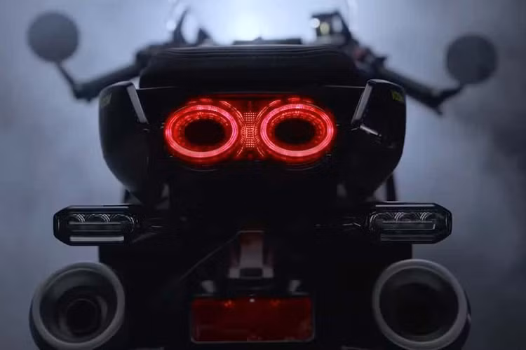 CFMOTO cung cấp cho khách hàng hai tùy chọn màu sắc đó là: bạc đen và xanh đen thời thượng.