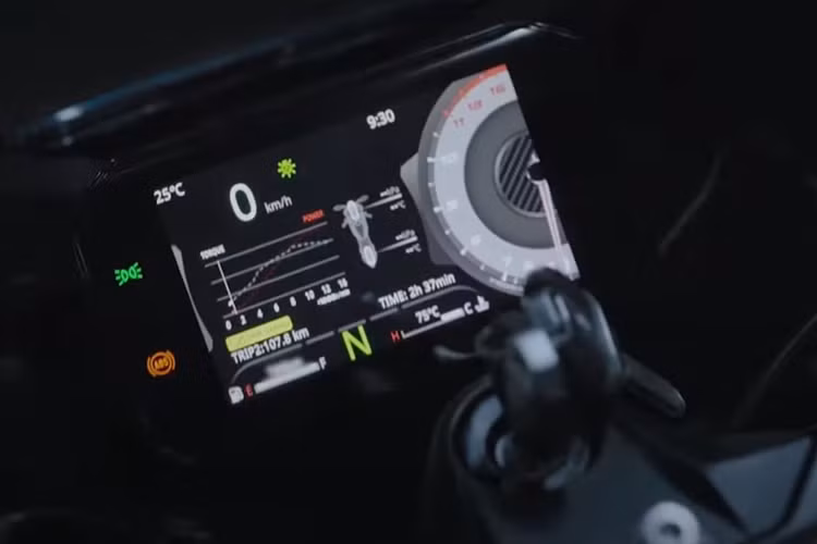 Xe được trang bị bộ mâm đa chấu có kích thước 17 inch đi cùng lốp 120/60 ở phía trước và 160/60 ở phía sau. Ở bánh trước, xe có phuộc đảo ngược và hai đĩa có kẹp phanh hướng tâm nổi bật, trong khi ở phía sau, xe được trang bị gắp đôi với phuộc monoshock.