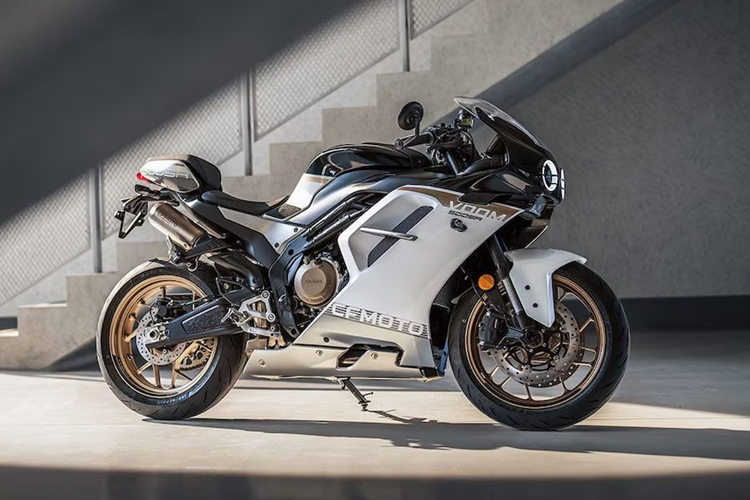 Hiện giá xe CFMOTO 500SR Voom 2024 chưa công bố, nó mới chỉ được ra mắt tại “quê nhà” Trung Quốc nhưng rất có thể trong thời gian tới xe sẽ tiếp tục được giới thiệu tại các thị trường khác dự kiến có cả VIệt Nam.