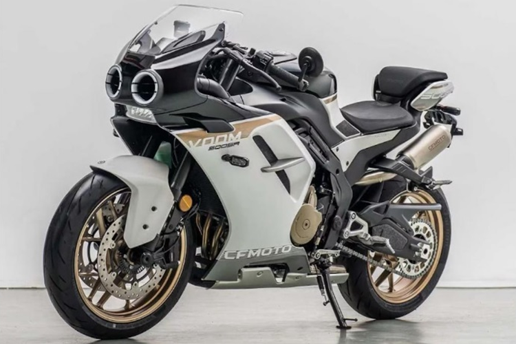  CFMOTO 500SR VOOM 2024 mới sở hữu chiều dài cơ sở là 1.394 mm, kích thước này tương đương với một chiếc siêu mô tô thể thao 600cc thông thường và nặng 194 kg bao gồm cả nhiên liệu.