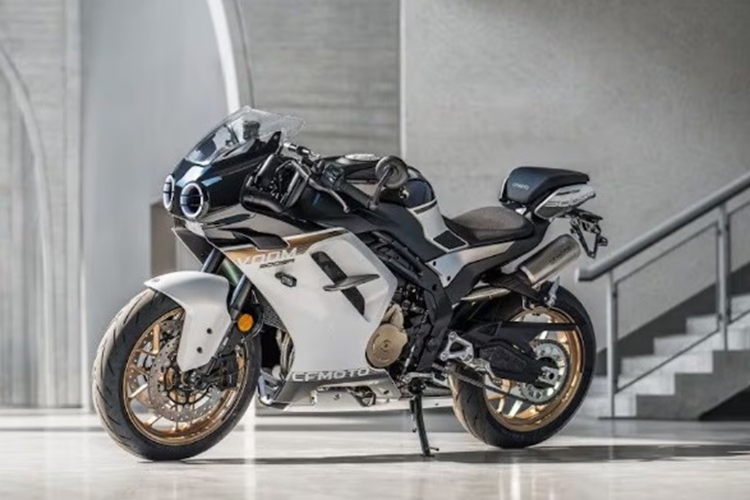 Mẫu xe môtô CFMOTO 500SR Voom mang dáng dấp đồ sộ, bề thế kết hợp cùng những đường nét bo tròn mềm mại. Phần đầu xe gây ấn tượng khi có cặp đèn tròn gợi liên tưởng đến các mẫu sportbike Nhật Bản như: Kawasaki ZXR, Yamaha FZR hay Honda CBR từ thập niên 80 của thế kỷ XX.