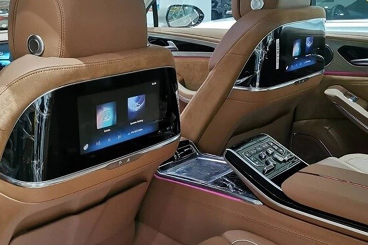 Nằm bên dưới nắp ca-pô của Hồng Kỳ H9 2024 tại thị trường Trung Quốc là 3 tùy chọn động cơ. Đầu tiên là động cơ xăng 4 xi-lanh, tăng áp, dung tích 1.8L, sản sinh công suất tối đa 224 mã lực. Thứ hai là động cơ xăng V6, tăng áp, dung tích 2.5L, cho công suất tối đa 303 mã lực.