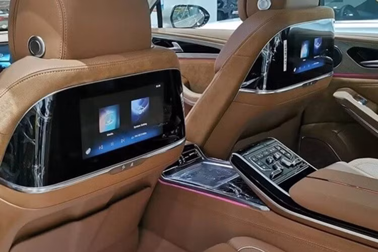 Nằm bên dưới nắp ca-pô của Hồng Kỳ H9 2024 tại thị trường Trung Quốc là 3 tùy chọn động cơ. Đầu tiên là động cơ xăng 4 xi-lanh, tăng áp, dung tích 1.8L, sản sinh công suất tối đa 224 mã lực. Thứ hai là động cơ xăng V6, tăng áp, dung tích 2.5L, cho công suất tối đa 303 mã lực.