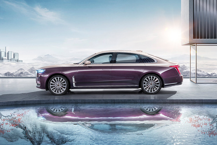 Tại Việt Nam, mẫu xe này đang được phân phối chính hãng với giá dao động từ 2,768 - 3,688 tỷ đồng. Xe tại Việt Nam dùng động cơ xăng V6, dung tích 3.0L, tạo ra công suất tối đa 280 mã lực và mô-men xoắn cực đại 400 Nm. Đi kèn với đó là hộp số tự động DTC 7 cấp, cho phép xe tăng tốc từ 0 - 100 km/h trong gần 8 giây.