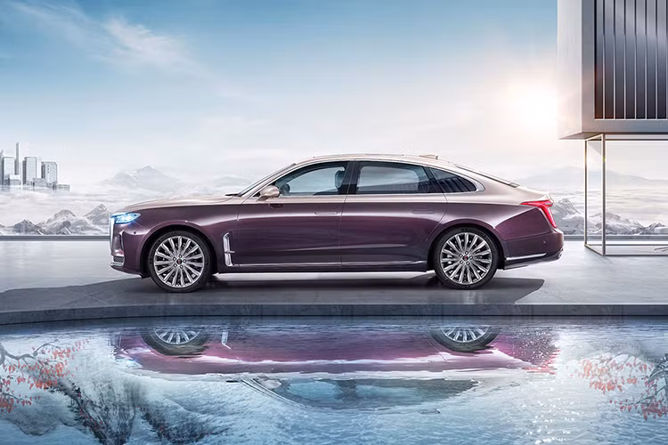 Tại Việt Nam, mẫu xe này đang được phân phối chính hãng với giá dao động từ 2,768 - 3,688 tỷ đồng. Xe tại Việt Nam dùng động cơ xăng V6, dung tích 3.0L, tạo ra công suất tối đa 280 mã lực và mô-men xoắn cực đại 400 Nm. Đi kèn với đó là hộp số tự động DTC 7 cấp, cho phép xe tăng tốc từ 0 - 100 km/h trong gần 8 giây.