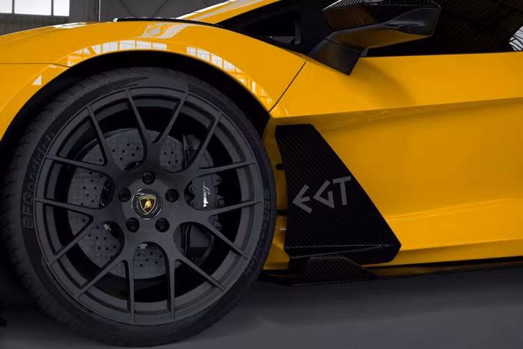 Ở phía sau, Lamborghini Revuelto Edizione GT có cánh gió được lấy cảm hứng từ siêu xe Lamborghini SC18 Alston. DMC cũng bổ sung nắp che khoang động cơ cho Revuelto. Tất cả các thành phần của bộ bodykit đều được làm bằng sợi carbon với lớp sơn bóng hoặc mờ.