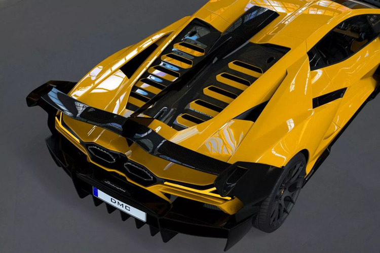 Những nâng cấp khác được thực hiện trên Lamborghini Revuelto bao gồm hệ thống ống xả mới bằng thép không gỉ và hỗ trợ tăng công suất xe. Cản sau cũng được thiết kế lại hoàn toàn với khuếch tán gió cỡ lớn. Về nội thất, DMC chỉ hé lộ “nội thất được tân trang lại hoàn toàn” mà không công bố chi tiết.