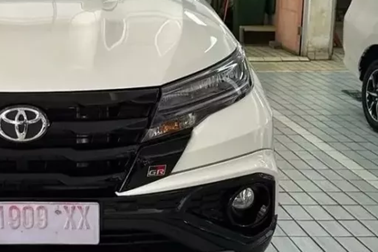 Ngoài ra, Toyota Rush GR Sport 2024 còn có thêm những chi tiết ngoại thất màu đen bóng khác như tay nắm cửa, ốp gương chiếu hậu, baga nóc, vè che mưa và nẹp trang trí trên cửa cốp, nằm giữa 2 đèn hậu. Cản sau cũng đã được cải tiến thiết kế, tương tự cản trước.