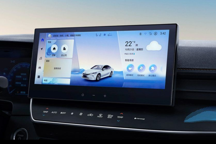 Huawei HiCar, cửa sổ trời toàn cảnh 2 mảnh có diện tích 1,03 m2, sạc điện thoại không dây với công suất 15W, hệ thống âm thanh 11 loa và đèn viền trang trí nội thất 64 màu. Ở bản Luxury, Toyota Camry 2024 được trang bị bảng đồng hồ kỹ thuật số và màn hình trung tâm đều có kích thước 12,3 inch.