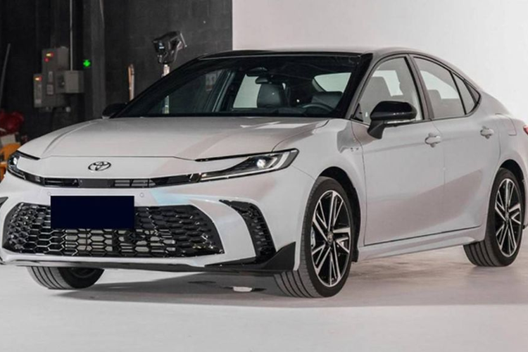 Gần đây nhà sản xuất ôtô Nhật Bản đã chính thức mở bán mẫu Camry thế hệ thứ 9 tại thị trường “sát vách” nước ta là Trung Quốc. Và không để những “người anh em” Đông Nam Á phải chờ đợi, hãng vừa chốt lịch ra mắt Toyota Camry 2024 mới tại khu vực này.