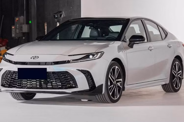 Gần đây nhà sản xuất ôtô Nhật Bản đã chính thức mở bán mẫu Camry thế hệ thứ 9 tại thị trường “sát vách” nước ta là Trung Quốc. Và không để những “người anh em” Đông Nam Á phải chờ đợi, hãng vừa chốt lịch ra mắt Toyota Camry 2024 mới tại khu vực này.