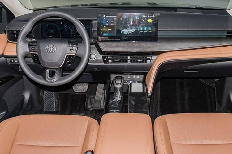 Nút bấm cảm ứng trên ốp gỗ và bảng điều khiển trung tâm thiết kế mới, hệ thống âm thanh JBL 9 loa, điều hòa tự động hai vùng độc lập, tính năng khởi động xe không cần khóa, sạc điện thoại không dây, ghế chỉnh điện/sưởi/làm mát, màn hình hiển thị thông tin kính lái HUD với công nghệ thực tế ảo