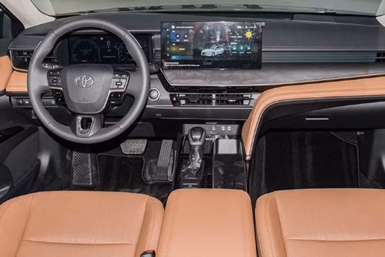 Nút bấm cảm ứng trên ốp gỗ và bảng điều khiển trung tâm thiết kế mới, hệ thống âm thanh JBL 9 loa, điều hòa tự động hai vùng độc lập, tính năng khởi động xe không cần khóa, sạc điện thoại không dây, ghế chỉnh điện/sưởi/làm mát, màn hình hiển thị thông tin kính lái HUD với công nghệ thực tế ảo