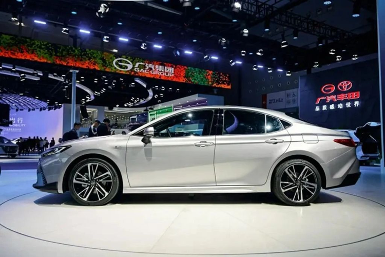 Ở phía hông xe vẫn là những đường gân dập nổi kéo dài từ chắn bùn trước đến đèn hậu đi cùng bộ mâm đa chấu có kích thước từ 17-19 inch (tùy phiên bản). Phía đuôi xe có cụm đèn hậu được thiết kế mới dạng chữ "C" nhìn thon gọn và mượt mà hơn, đi cùng cản sau được làm lại.