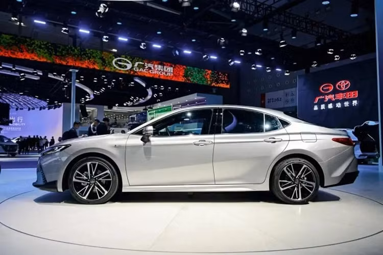 Ở phía hông xe vẫn là những đường gân dập nổi kéo dài từ chắn bùn trước đến đèn hậu đi cùng bộ mâm đa chấu có kích thước từ 17-19 inch (tùy phiên bản). Phía đuôi xe có cụm đèn hậu được thiết kế mới dạng chữ "C" nhìn thon gọn và mượt mà hơn, đi cùng cản sau được làm lại.