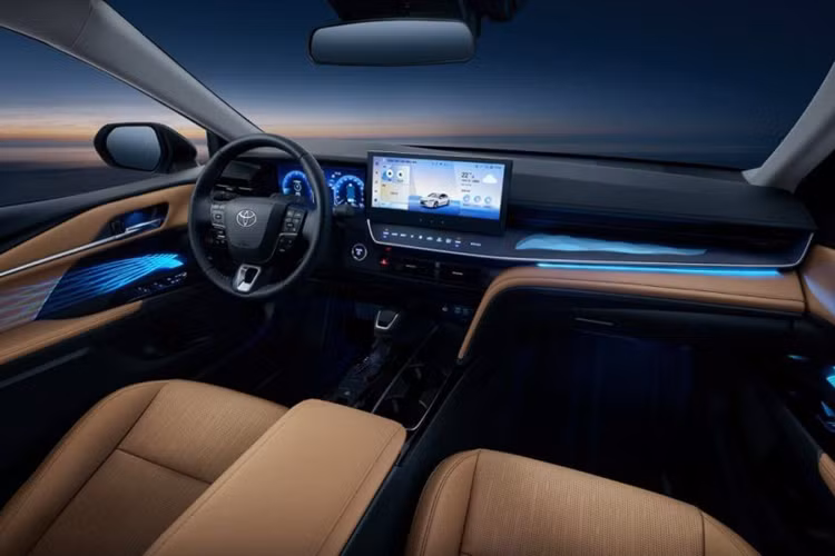 Bên trong cabin, nội thất của Toyota Camry 2024 đã được nâng cấp đáng kể so với thế hệ trước. Xe được trang bị bảng đồng hồ kỹ thuật số 7 inch được thiết kế lại, trong khi màn hình thông tin giải trí 8 inch được đặt nổi trên bảng táp-lô.