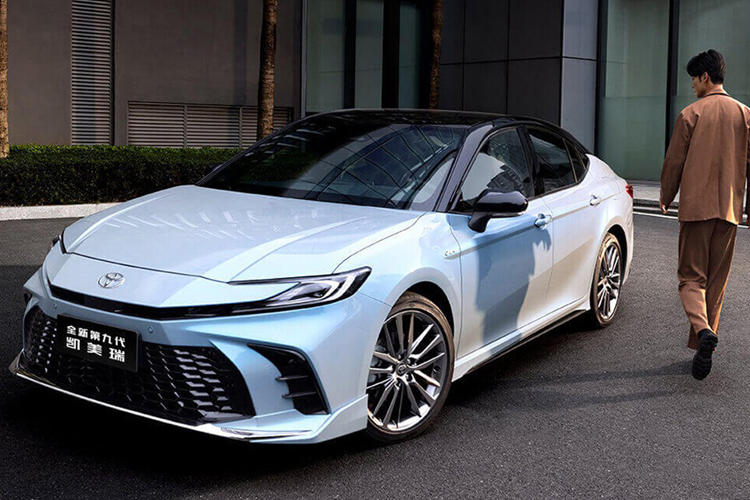 Thứ ba là hệ truyền động hybrid với máy xăng 2.5L. Về an toàn, Toyota Camry thế hệ mới được trang bị gói công nghệ an toàn Toyota Safety Sense 3.0 trên tất cả phiên bản.