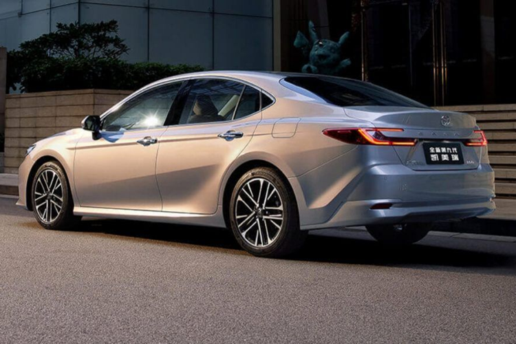 Thứ hai là hệ truyền động hybrid với máy xăng 2.0L, sản sinh công suất tối đa 197 mã lực và tiêu thụ lượng nhiên liệu trung bình chỉ 4,2 lít/100 km.