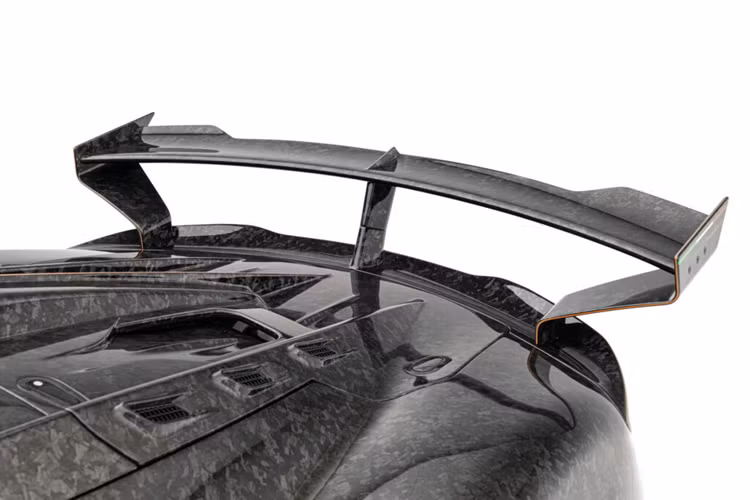 Xe cũng được trang bị khối động cơ V6 3.0 lít tăng áp kép đặt giữa tạo ra công suất ấn tượng 740 mã lực và mô-men xoắn cực đại 880 Nm. Mức công suất này của xe tăng thêm khoảng 119 mã lực và mô-men xoắn 150 Nm so với Maserati MC20 nguyên bản.