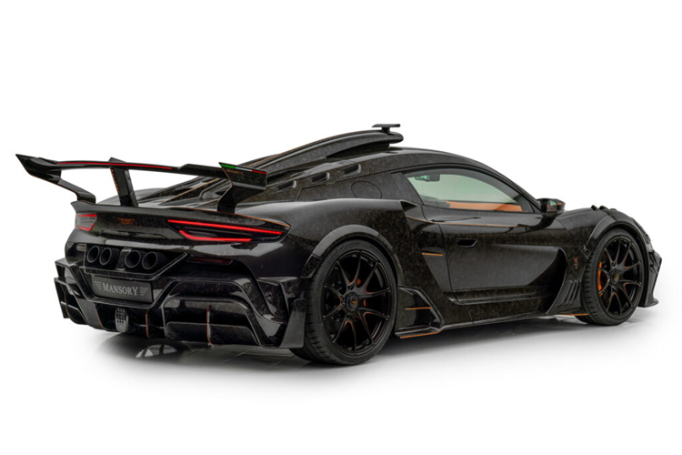 Tuy nhiên nếu nhìn kỹ sẽ nhận ra sự khác biệt lớn nhất nằm ở cửa hút gió trên nóc xe của MCX Pergusa được mở rộng, kéo dài lên trên nóc xe thay vì nắp máy có thiết kế gọn gàng hơn trên phiên bản độ ban đầu.