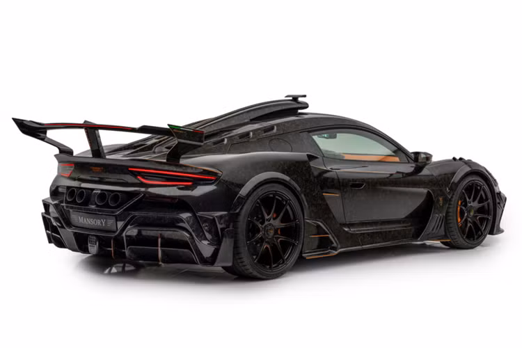 Tuy nhiên nếu nhìn kỹ sẽ nhận ra sự khác biệt lớn nhất nằm ở cửa hút gió trên nóc xe của MCX Pergusa được mở rộng, kéo dài lên trên nóc xe thay vì nắp máy có thiết kế gọn gàng hơn trên phiên bản độ ban đầu.