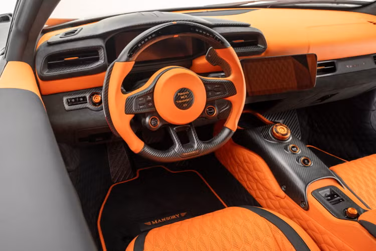 Bộ mâm độ này của xe được kết hợp “ăn ý” với các phần vè ốp thân xe được mở rộng, hốc gió bên thân xe có thiết kế “đồ sộ” nhằm tăng hiệu quả khí động học cho xe. Ở phần cản sau, xe được trang bị thêm một cánh gió cỡ lớn và bộ khuếch tán đôi với bốn ống xả.