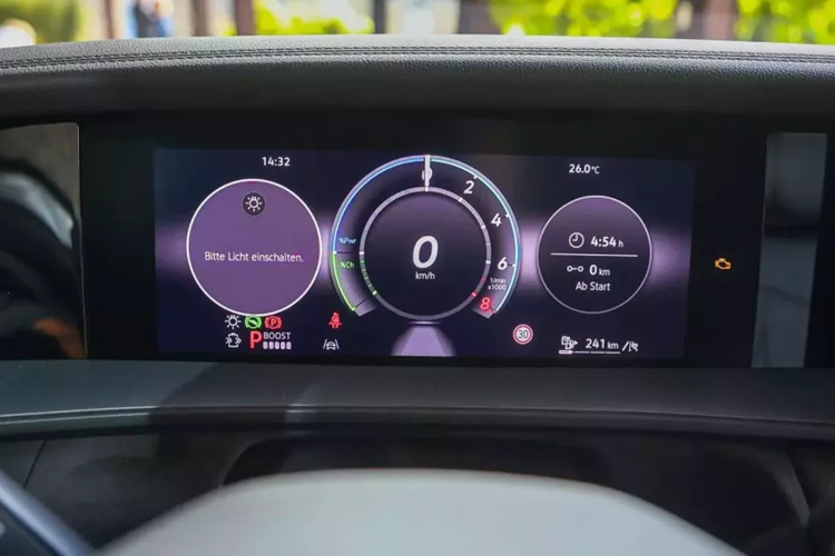 Chưa hết, Volkswagen Tayron 2025 còn có thêm cấu hình nội thất 3 hàng ghế với 7 chỗ ngồi tùy chọn mới nhằm tăng tính thực dụng. Trong khi đó, nội thất 2 hàng ghế với 5 chỗ ngồi là trang bị tiêu chuẩn. Ở phiên bản 7 chỗ, xe sở hữu khoang hành lý có thể tích 345 lít. Con số tương ứng của phiên bản 5 chỗ là 885 lít.