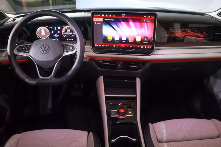 Trái với ngoại thất, nội thất của Volkswagen Tayron 2025 về cơ bản lại được nâng cấp từ Tiguan. Xe được trang bị màn hình cảm ứng trung tâm 15 inch mới, thay cho loại 12,9 inch cũ. Bên cạnh đó là bảng đồng hồ kỹ thuật số 10,25 inch với viền ốp gỗ xung quanh.