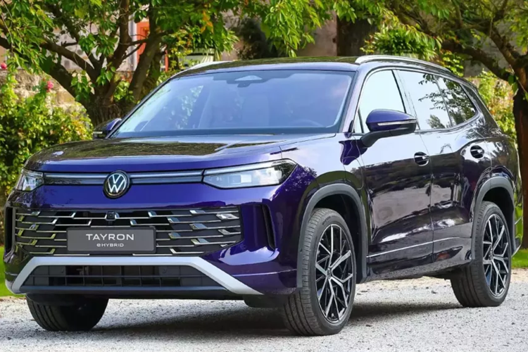Tại thị trường châu Âu, giá xe Volkswagen Tayron 2025 khởi điểm từ 45.475 Euro (khoảng 1,23 tỷ đồng). So với Volkswagen Tiguan cũ, xe có giá khởi điểm tăng 7.225 Euro (196 triệu đồng). Volkswagen Tayron 2025 sẽ cạnh tranh với những đối thủ như Hyundai Santa Fe, Kia Sorento, Skoda Kodiaq và Peugeot 5008.