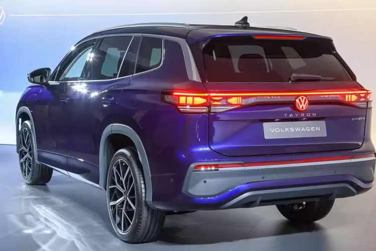 Bên ngoài, mẫu xe này sở hữu thiết kế ngoại thất không hề giống với Tiguan. Tuy nhiên, xe vẫn được áp dụng những chi tiết thiết kế đặc trưng của thương hiệu Volkswagen với đèn pha thanh mảnh, cụm đèn hậu LED nối liền hai bên và đường dập gân nổi bật nhằm nhấn mạnh khu vực chắn bùn phía sau.