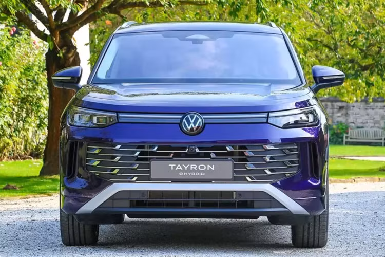 Bên cạnh đó, Volkswagen Tayron 2025 còn được trang bị lưới tản nhiệt rộng trên cản trước và khe gió nằm dọc ở hai góc đầu xe. Lưới tản nhiệt được trang trí bằng những chi tiết mạ crôm. Trong khi đó, cản sau lại đi kèm ốp nhựa màu đen, đèn phản quang và nẹp mạ crôm trải dài.