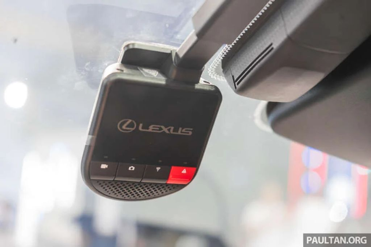 Nhờ đó, RZ 450e có thể tăng tốc từ 0-100 km/h trong 5,3 giây và đạt tốc độ tối đa 160 km/h. Bên trong cabin, RZ 450e sở hữu bảng điều khiển trung tâm với các chi tiết được ốp gỗ Tsuyasumi sang trọng, trong khi hệ thống ghế ngồi được bọc bằng da Ultrasuede.