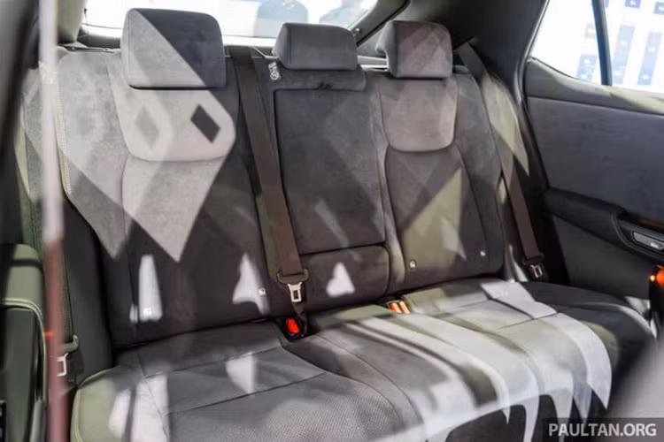 Trong khi đó sạc AC 11 kW thông qua kết nối Loại 2 có thể sạc đầy xe trong 6,5 giờ. Xe được trang bị hệ truyền động bốn bánh toàn thời gian với hai động cơ, bao gồm động cơ trước mạnh 203 mã lực, mô-men xoắn 266 Nm và động cơ sau mạnh 107 mã lực, mô-men xoắn 169 Nm, tạo ra tổng công suất 308 mã lực.