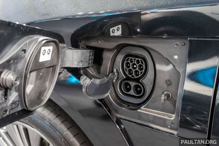 Hệ thống an toàn trên RZ 450e bao gồm hệ thống an toàn Lexus (LSS+) thế hệ thứ ba, bao gồm kiểm soát hành trình thích ứng ở mọi tốc độ, Lexus Teammate Advanced Park (hỗ trợ đỗ xe tự động), hệ thống chống va chạm trước (có phanh khẩn cấp tự động), hỗ trợ giữ làn đường, hỗ trợ chuyển làn đường với chức năng giám sát điểm mù và cảnh báo phương tiện cắt ngang phía sau.