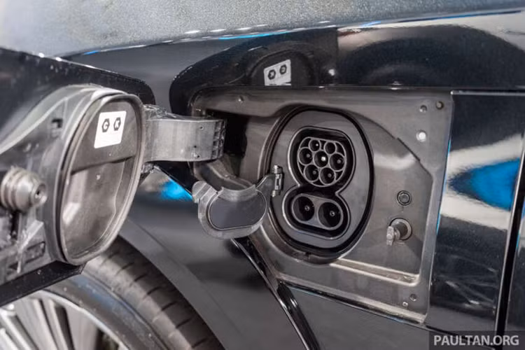 Hệ thống an toàn trên RZ 450e bao gồm hệ thống an toàn Lexus (LSS+) thế hệ thứ ba, bao gồm kiểm soát hành trình thích ứng ở mọi tốc độ, Lexus Teammate Advanced Park (hỗ trợ đỗ xe tự động), hệ thống chống va chạm trước (có phanh khẩn cấp tự động), hỗ trợ giữ làn đường, hỗ trợ chuyển làn đường với chức năng giám sát điểm mù và cảnh báo phương tiện cắt ngang phía sau.