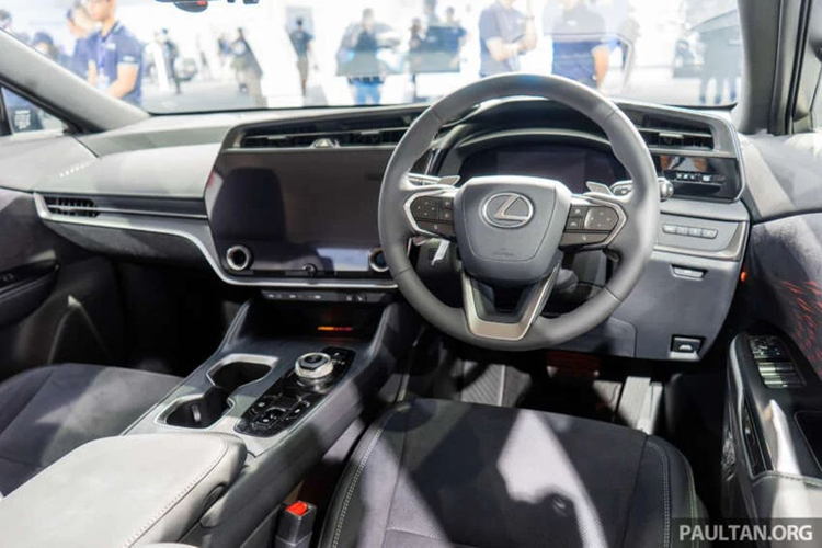 Tại thị trường Malaysia, RZ 450e được trang bị pin lithium-ion 71,4 kWh, cung cấp phạm vi hoạt động theo tiêu chuẩn WLTP là 440 km. Pin của Lexus RZ 450e có thể sạc từ 0% lên 80% trong 30 phút qua sạc nhanh DC 150 kW thông qua kết nối CCS2.