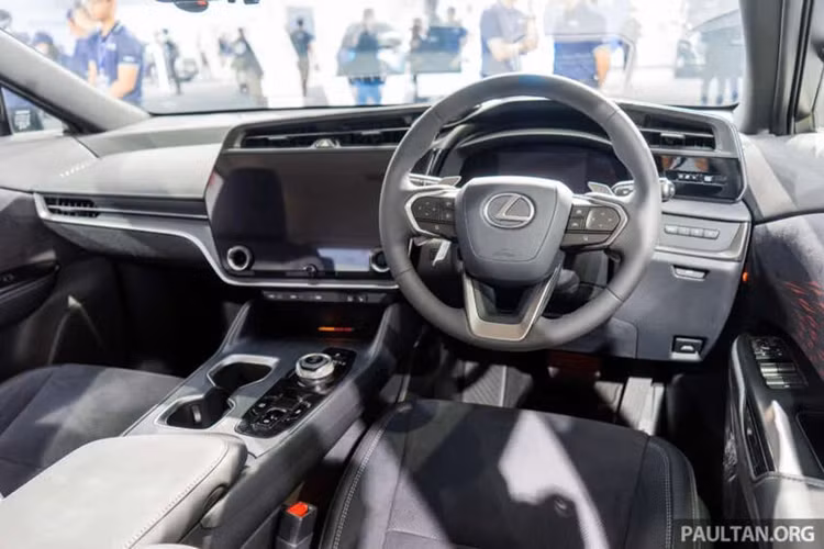 Tại thị trường Malaysia, RZ 450e được trang bị pin lithium-ion 71,4 kWh, cung cấp phạm vi hoạt động theo tiêu chuẩn WLTP là 440 km. Pin của Lexus RZ 450e có thể sạc từ 0% lên 80% trong 30 phút qua sạc nhanh DC 150 kW thông qua kết nối CCS2.