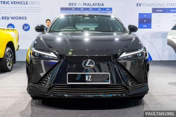 Chưa đầy nửa năm kể từ khi được giới thiệu tại Malaysia, Lexus hiện đã thông báo mở bán mẫu xe điện RZ 450e với giá khá cạnh tranh. Cụ thể, theo công bố của Lexus Malaysia, giá xe Lexus RZ 450e 2024 khởi điểm từ 429.888 RM (khoảng 2,2 tỷ đồng), chưa bao gồm bảo hiểm.